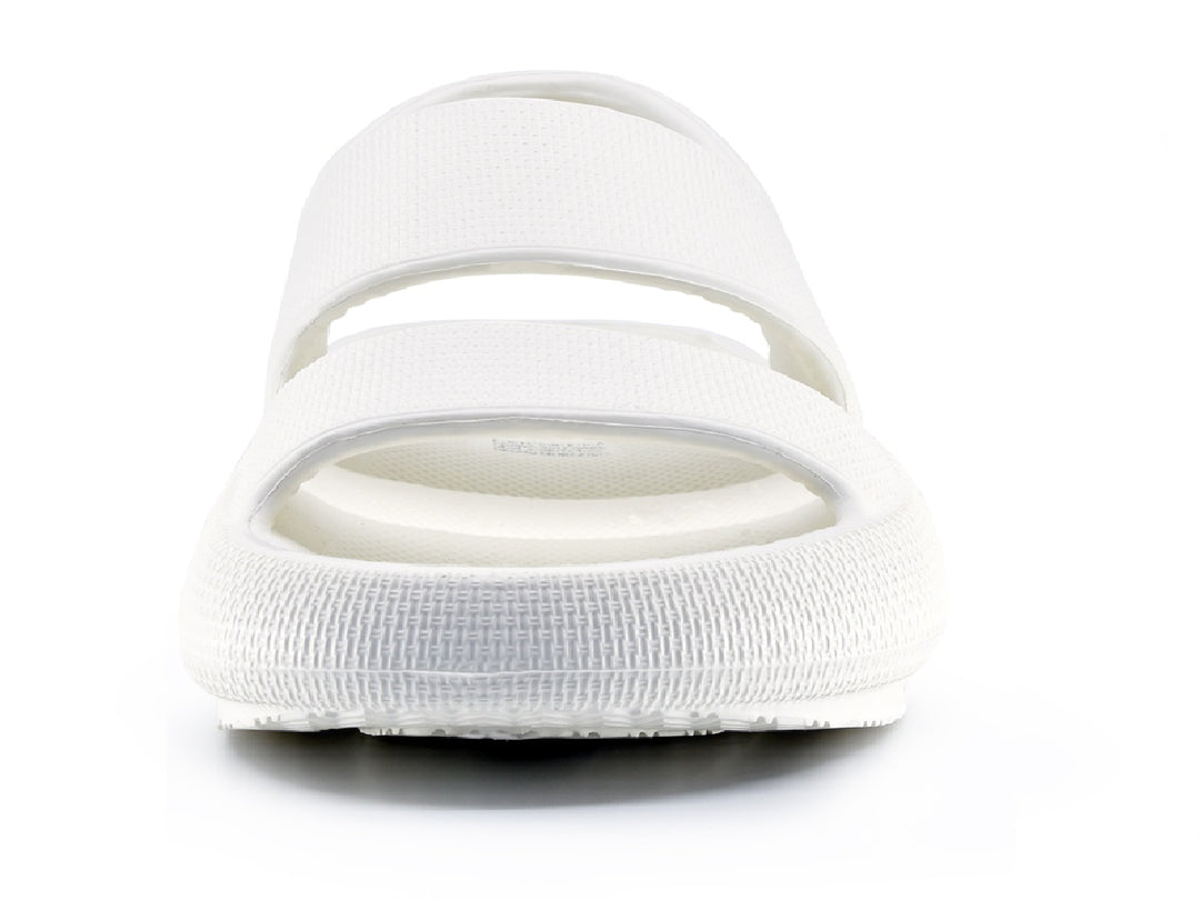 Sandalias blancas para mujer con dos tiras anchas y suela texturizada sobre fondo blanco.