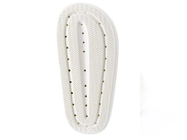 Sandalias blancas para mujer con dos tiras anchas y suela texturizada sobre fondo blanco.