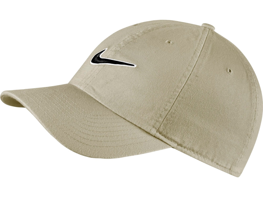 Gorra Nike SportsWear H86 color beige con logotipo Swoosh negro bordado al frente.