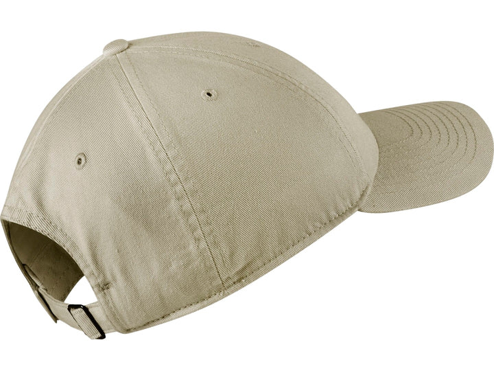 Gorra Nike SportsWear H86 color beige con logotipo Swoosh negro bordado al frente.