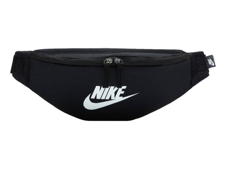 Riñonera deportiva Nike Heritage en color negro con logotipo blanco frontal y cierre superior.