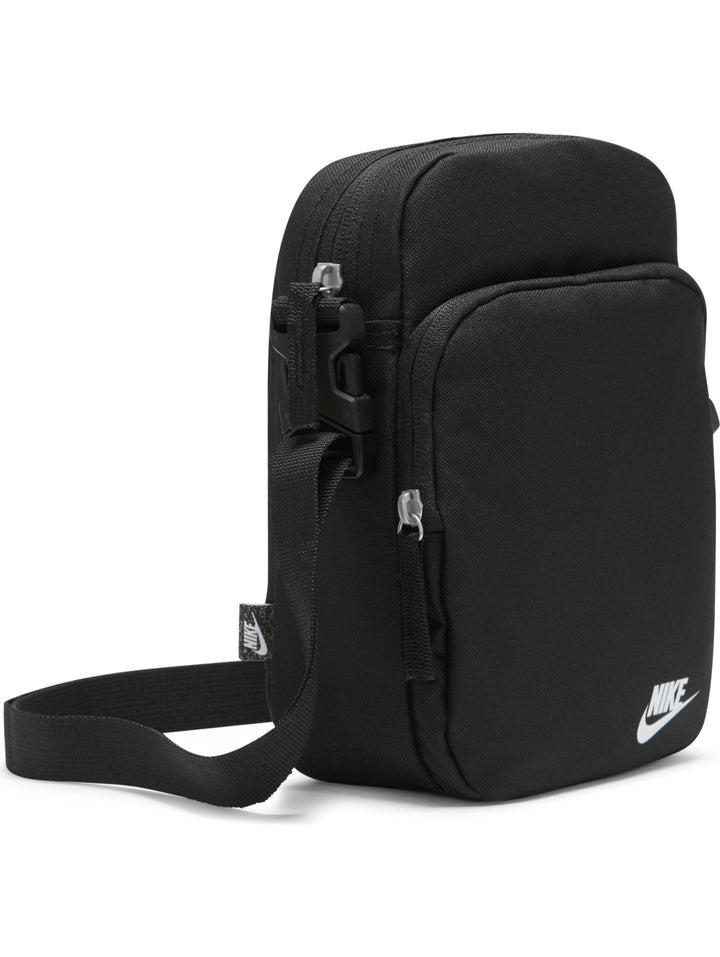 Bolso crossbody Nike negro con logotipo blanco y correa ajustable.