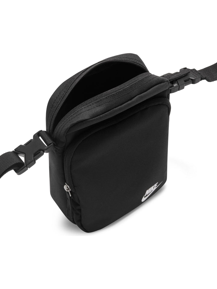 Bolso crossbody Nike negro con logotipo blanco y correa ajustable.