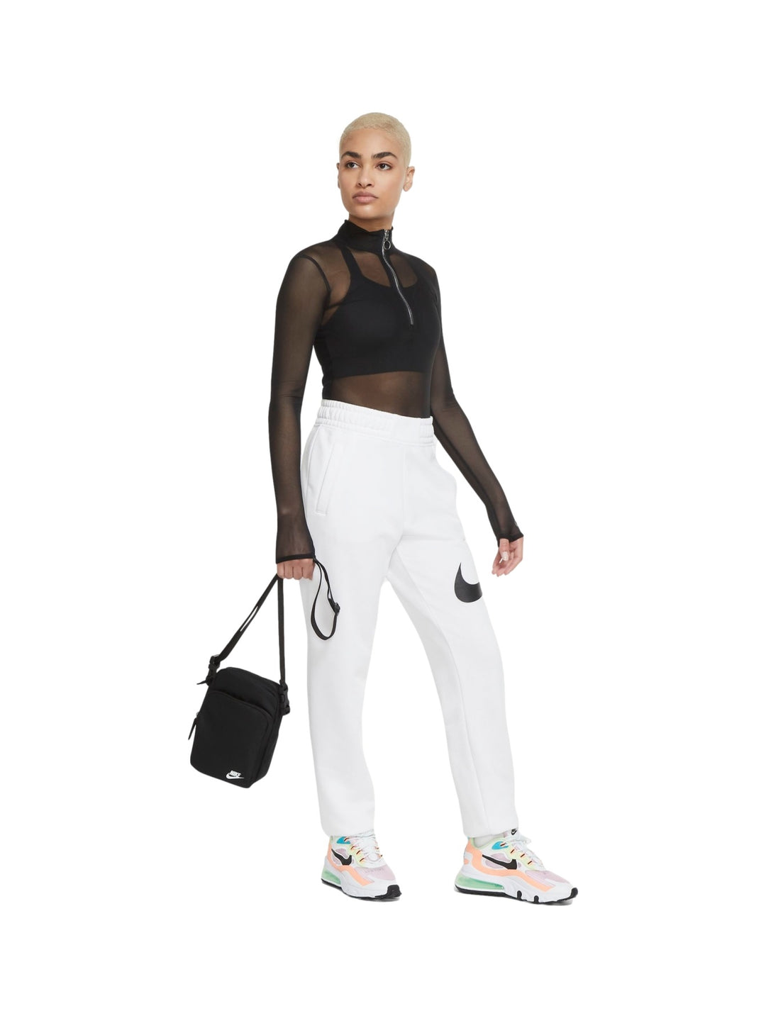 Bolso crossbody Nike negro con logotipo blanco y correa ajustable.