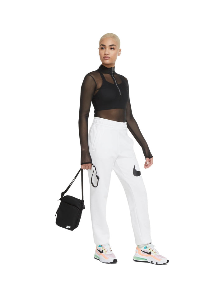 Bolso crossbody Nike negro con logotipo blanco y correa ajustable.