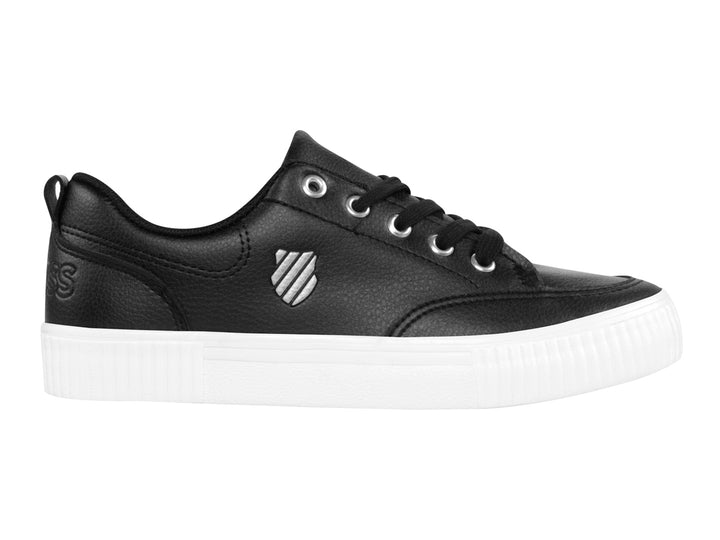 Tenis K-Swiss modelo Alice V en color negro con suela blanca y agujetas negras.