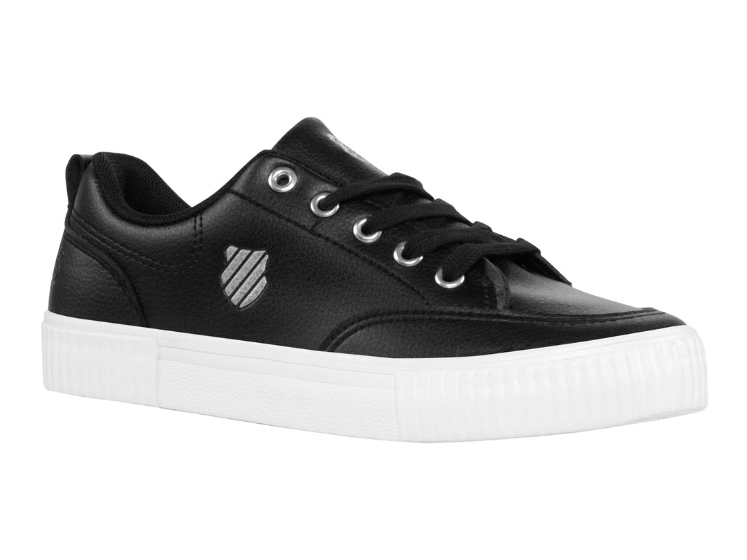 Tenis K-Swiss modelo Alice V en color negro con suela blanca y agujetas negras.