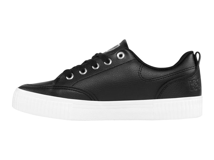 Tenis K-Swiss modelo Alice V en color negro con suela blanca y agujetas negras.