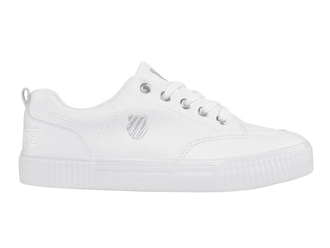 Tenis blancos K-Swiss de corte bajo con suela plana y agujetas blancas.
