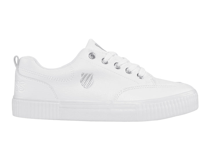 Tenis blancos K-Swiss de corte bajo con suela plana y agujetas blancas.