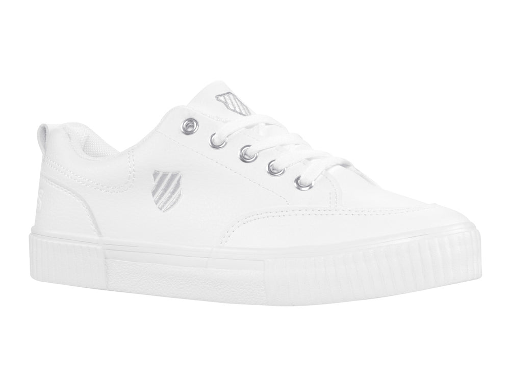 Tenis blancos K-Swiss de corte bajo con suela plana y agujetas blancas.