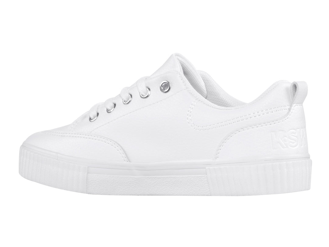Tenis blancos K-Swiss de corte bajo con suela plana y agujetas blancas.