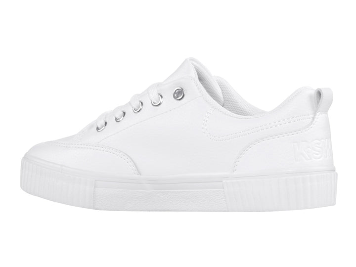 Tenis blancos K-Swiss de corte bajo con suela plana y agujetas blancas.