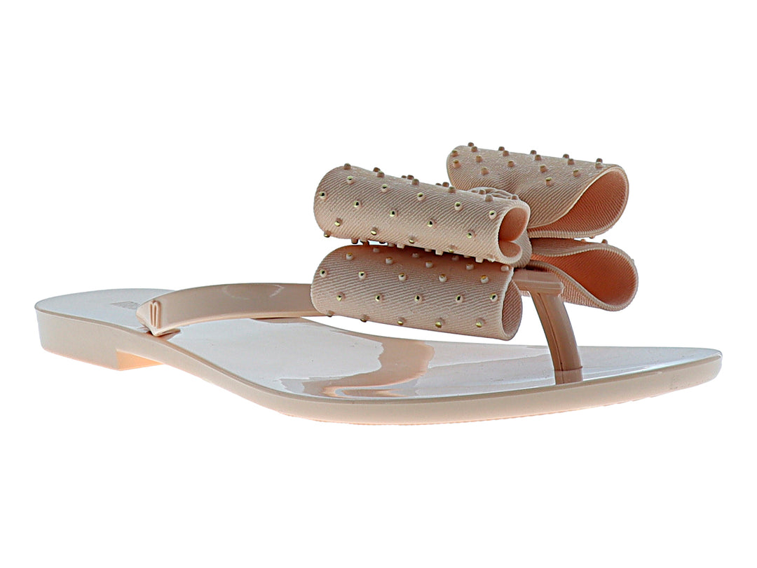 Sandalia Melissa color rosa con tiras en forma de moño decoradas con pequeños relieves.