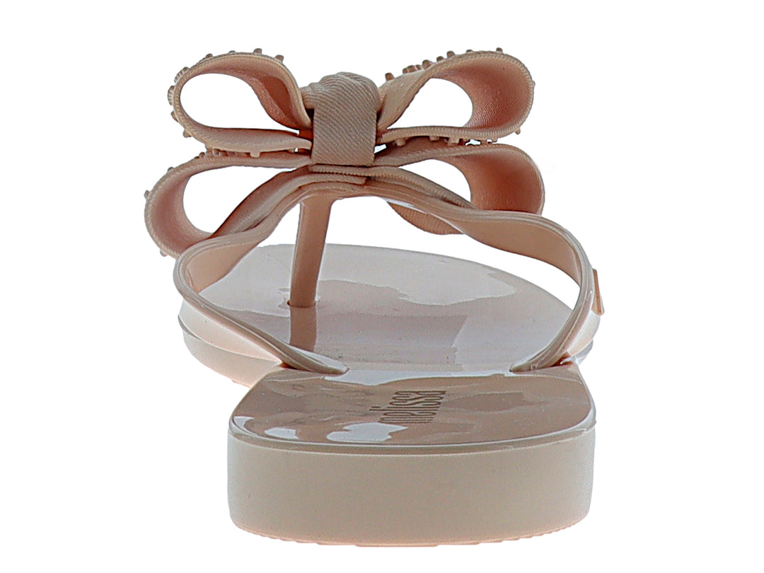 Sandalia Melissa color rosa con tiras en forma de moño decoradas con pequeños relieves.