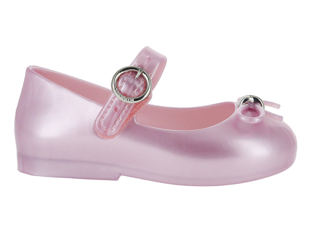 Zapato para bebé Mini Melissa en color rosa metálico con correa y hebilla plateada.