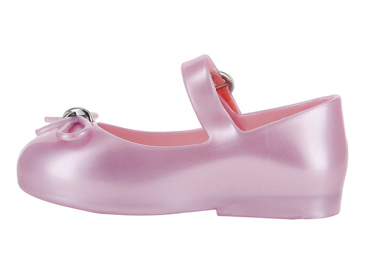 Zapato para bebé Mini Melissa en color rosa metálico con correa y hebilla plateada.