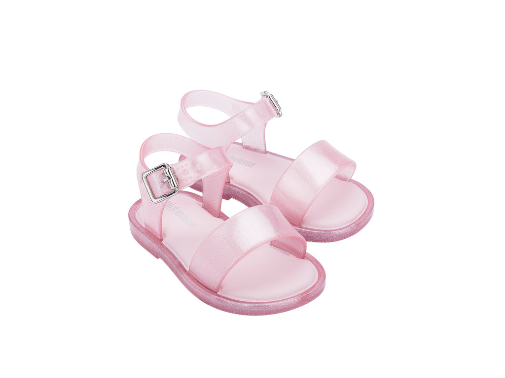 Par de sandalias Mini Melissa color rosa brillante con correas y hebilla para niña.