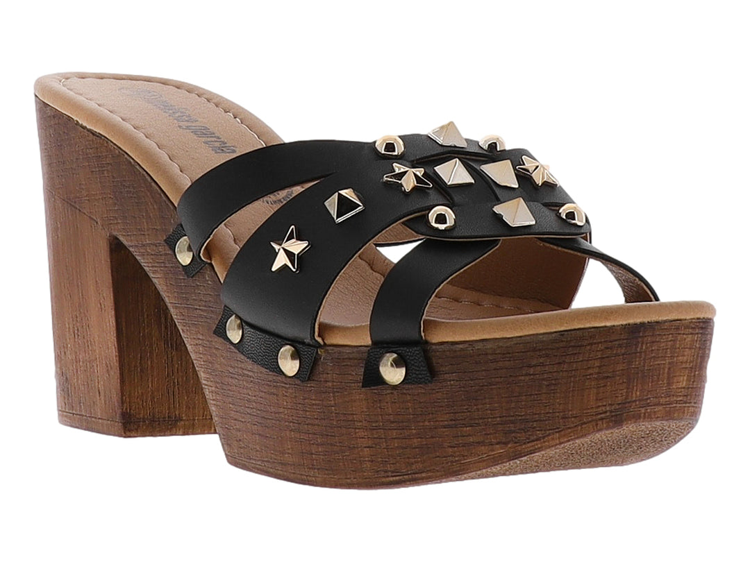 Sandalia negra de plataforma con tacón grueso de madera y adornos de estrellas doradas en las correas.