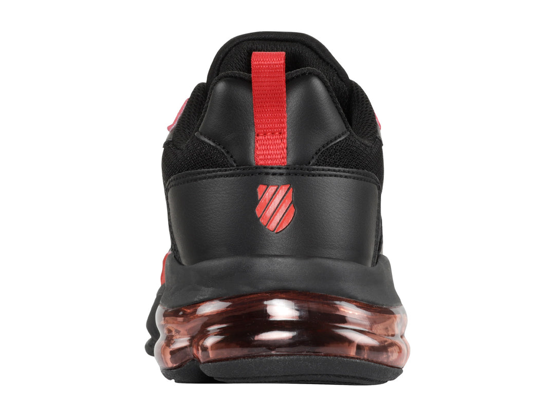 Tenis deportivos K-Swiss en color negro con detalles en rojo y suela amortiguada transparente.