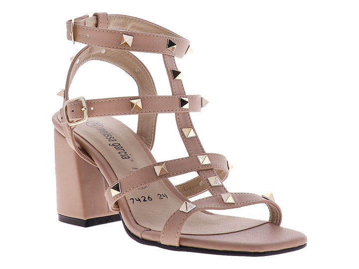 Sandalia de tacón cuadrado color beige con correas adornadas con estoperoles dorados.