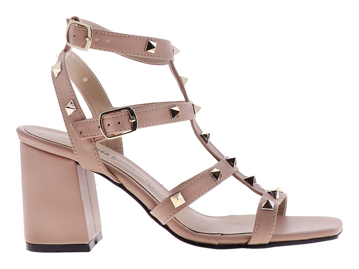 Sandalia de tacón cuadrado color beige con correas adornadas con estoperoles dorados.