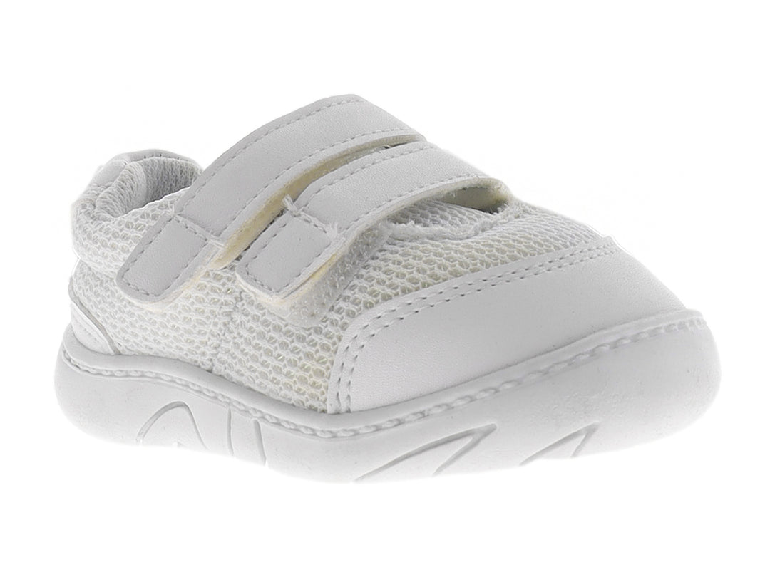 Zapato deportivo blanco para bebé con cierre de velcro y tejido de malla transpirable.