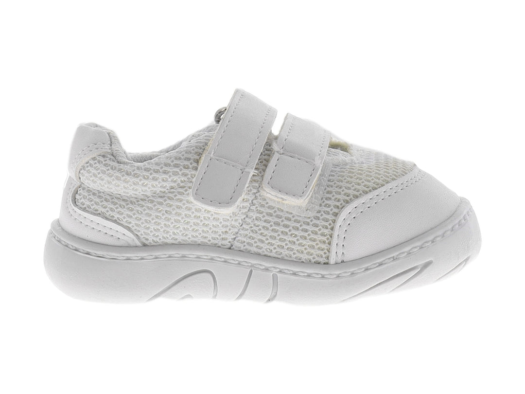 Zapato deportivo blanco para bebé con cierre de velcro y tejido de malla transpirable.
