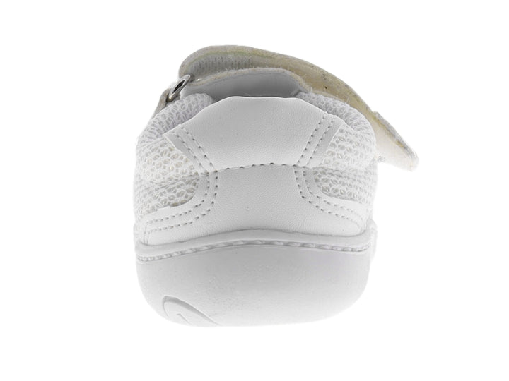 Zapato deportivo blanco para bebé con cierre de velcro y tejido de malla transpirable.