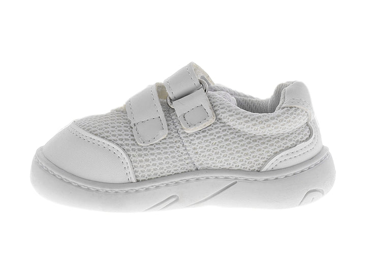 Zapato deportivo blanco para bebé con cierre de velcro y tejido de malla transpirable.