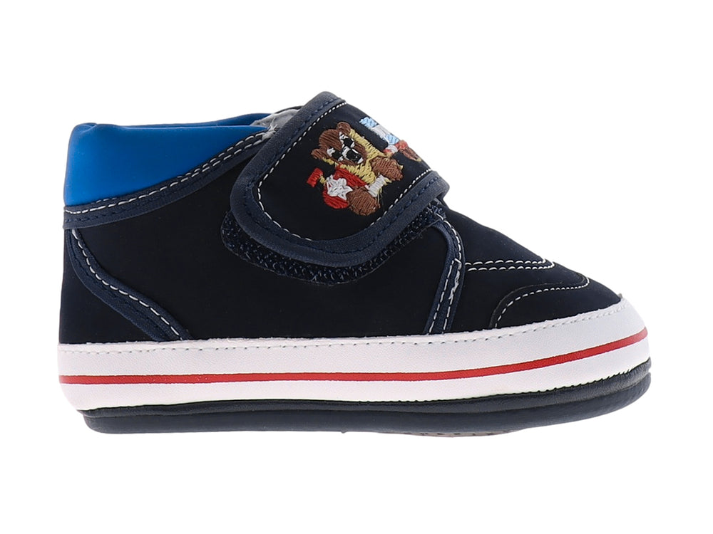 Zapato para bebé color índigo con bordado de oso y suela blanca con una línea roja.