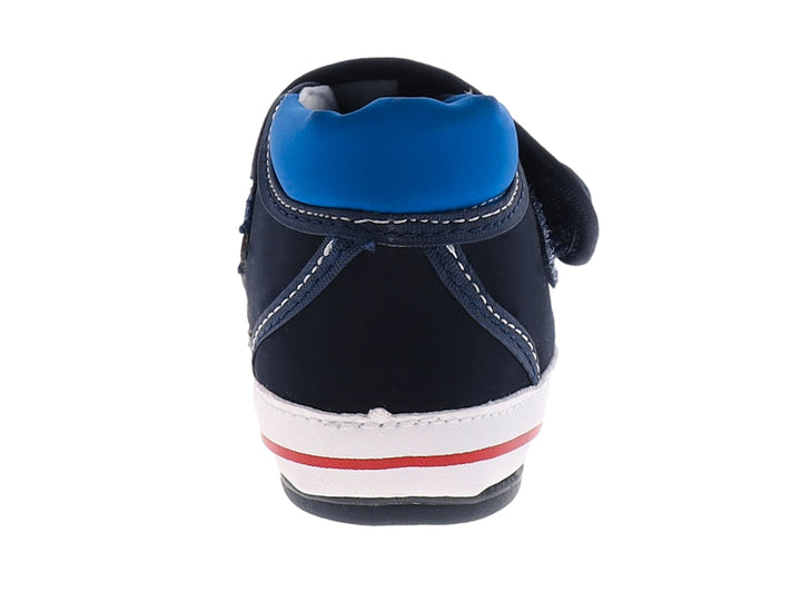 Zapato para bebé color índigo con bordado de oso y suela blanca con una línea roja.