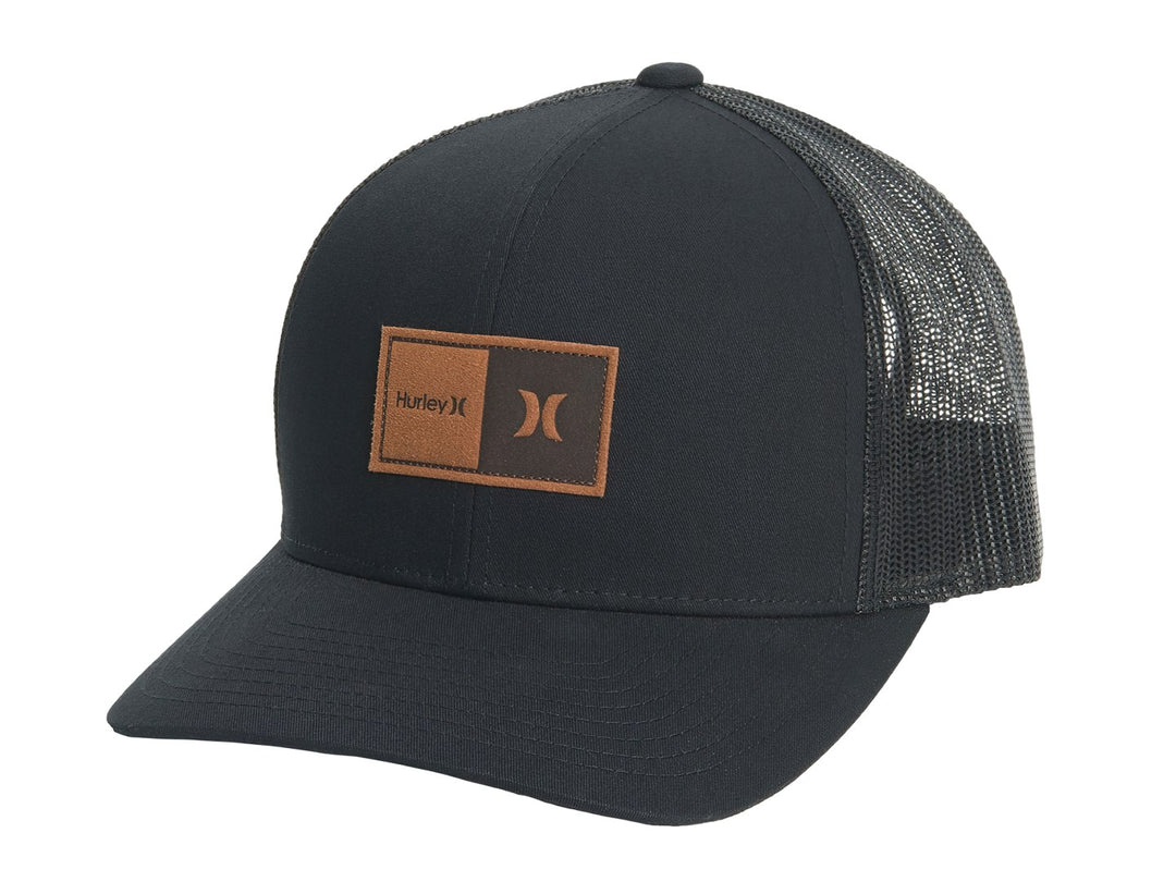 Gorra Hurley modelo Fairway Trucker en color negro con parche café frontal y malla trasera.