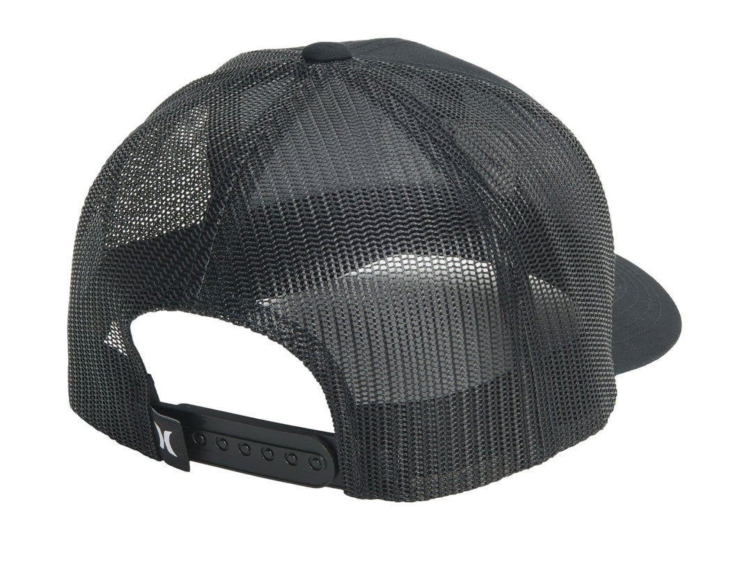 Gorra Hurley modelo Fairway Trucker en color negro con parche café frontal y malla trasera.