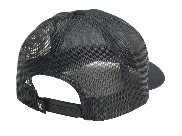 Gorra Hurley modelo Fairway Trucker en color negro con parche café frontal y malla trasera.