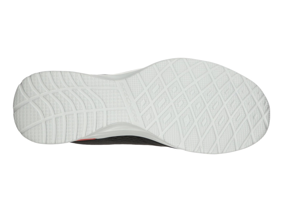 Tenis deportivos Skechers color negro con suela blanca y detalle rojo para hombre.