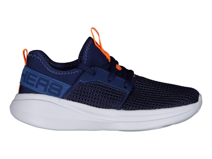 Tenis deportivos Skechers para niño en color azul marino con suela blanca y detalles en naranja.