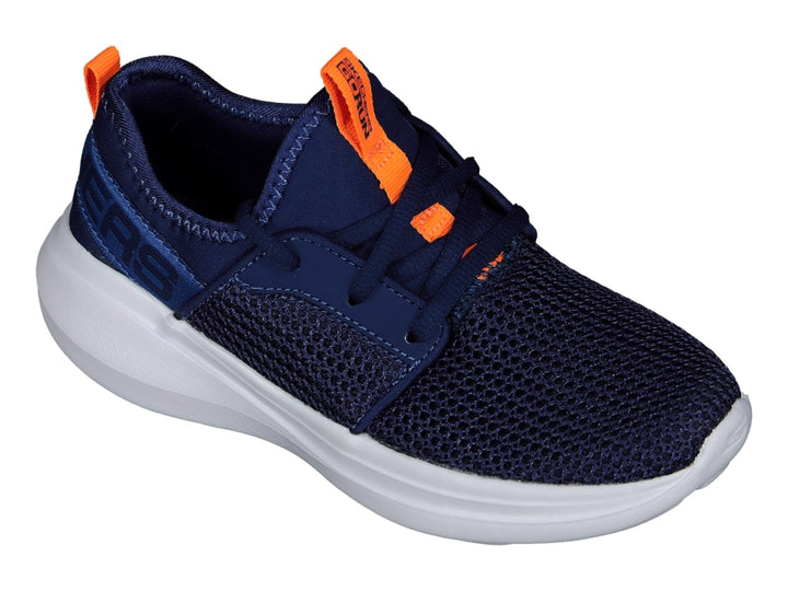Tenis deportivos Skechers para niño en color azul marino con suela blanca y detalles en naranja.