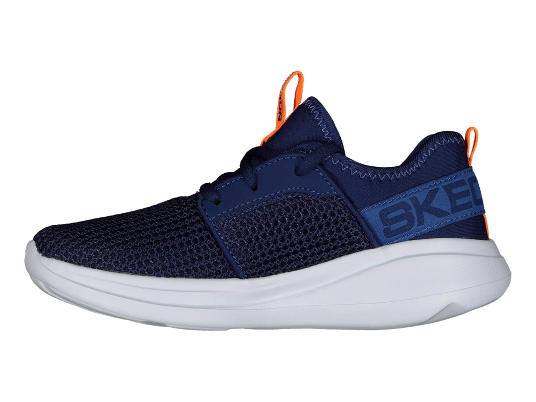 Tenis deportivos Skechers para niño en color azul marino con suela blanca y detalles en naranja.