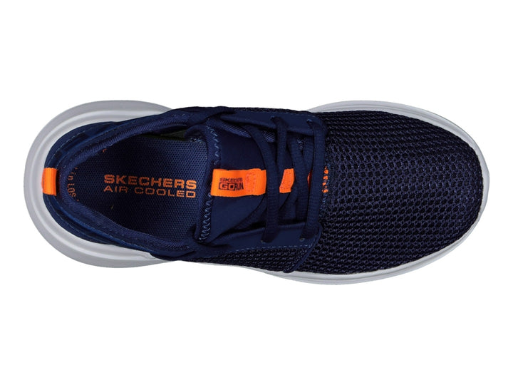 Tenis deportivos Skechers para niño en color azul marino con suela blanca y detalles en naranja.
