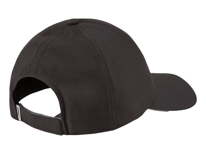 Gorra deportiva Puma de color negro con logotipo blanco en el frente y visera curva.