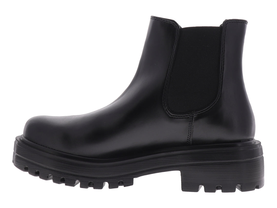 Botín negro de cuero estilo Chelsea con suela track gruesa y plataforma.