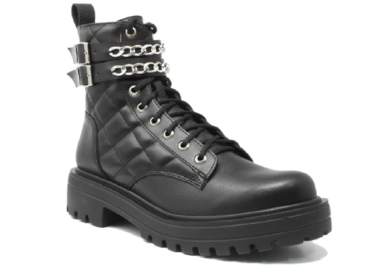 Bota combat negra de plataforma con detalles de cadenas plateadas y diseño acolchado lateral.