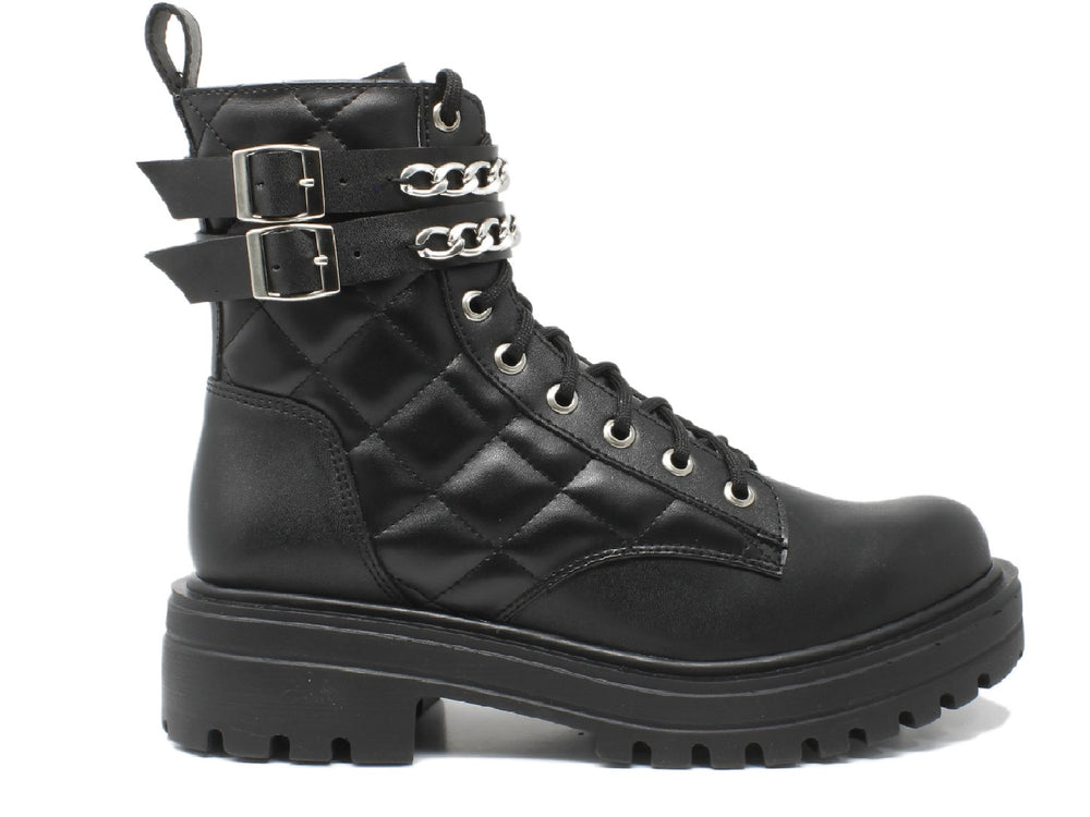 Bota combat negra de plataforma con detalles de cadenas plateadas y diseño acolchado lateral.