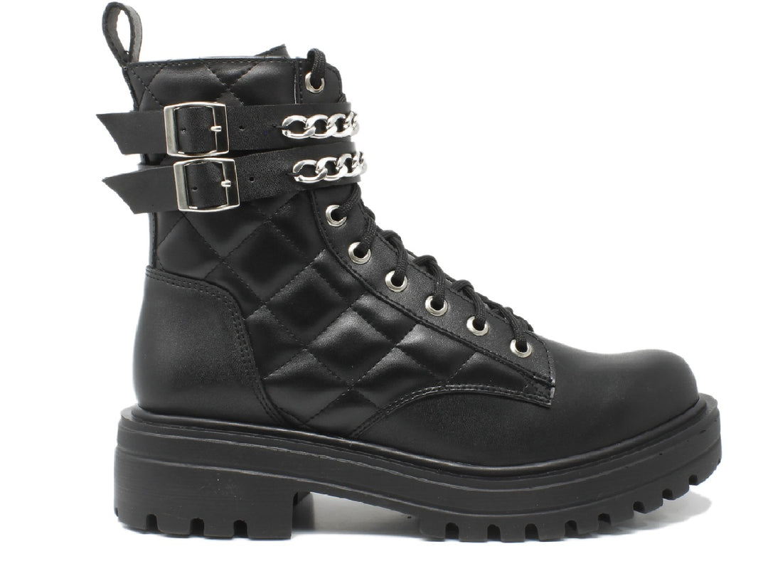 Bota combat negra de plataforma con detalles de cadenas plateadas y diseño acolchado lateral.