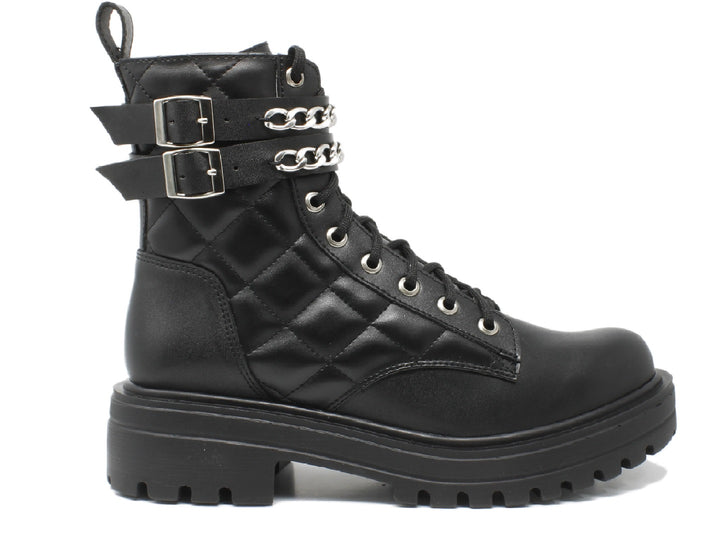 Bota combat negra de plataforma con detalles de cadenas plateadas y diseño acolchado lateral.