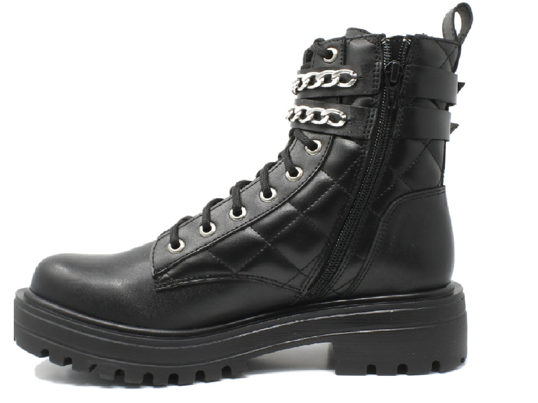 Bota combat negra de plataforma con detalles de cadenas plateadas y diseño acolchado lateral.