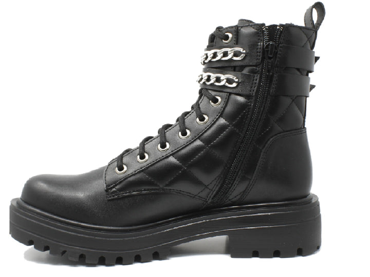 Bota combat negra de plataforma con detalles de cadenas plateadas y diseño acolchado lateral.