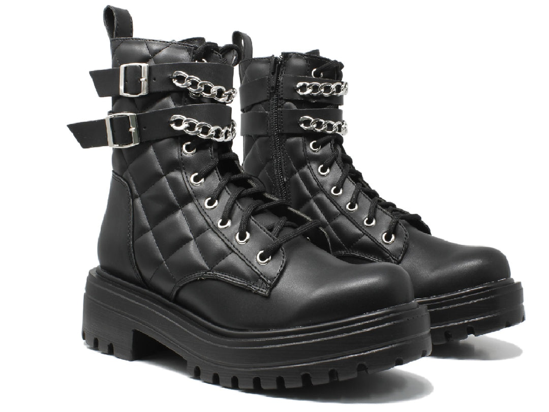 Bota combat negra de plataforma con detalles de cadenas plateadas y diseño acolchado lateral.