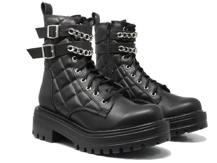 Bota combat negra de plataforma con detalles de cadenas plateadas y diseño acolchado lateral.